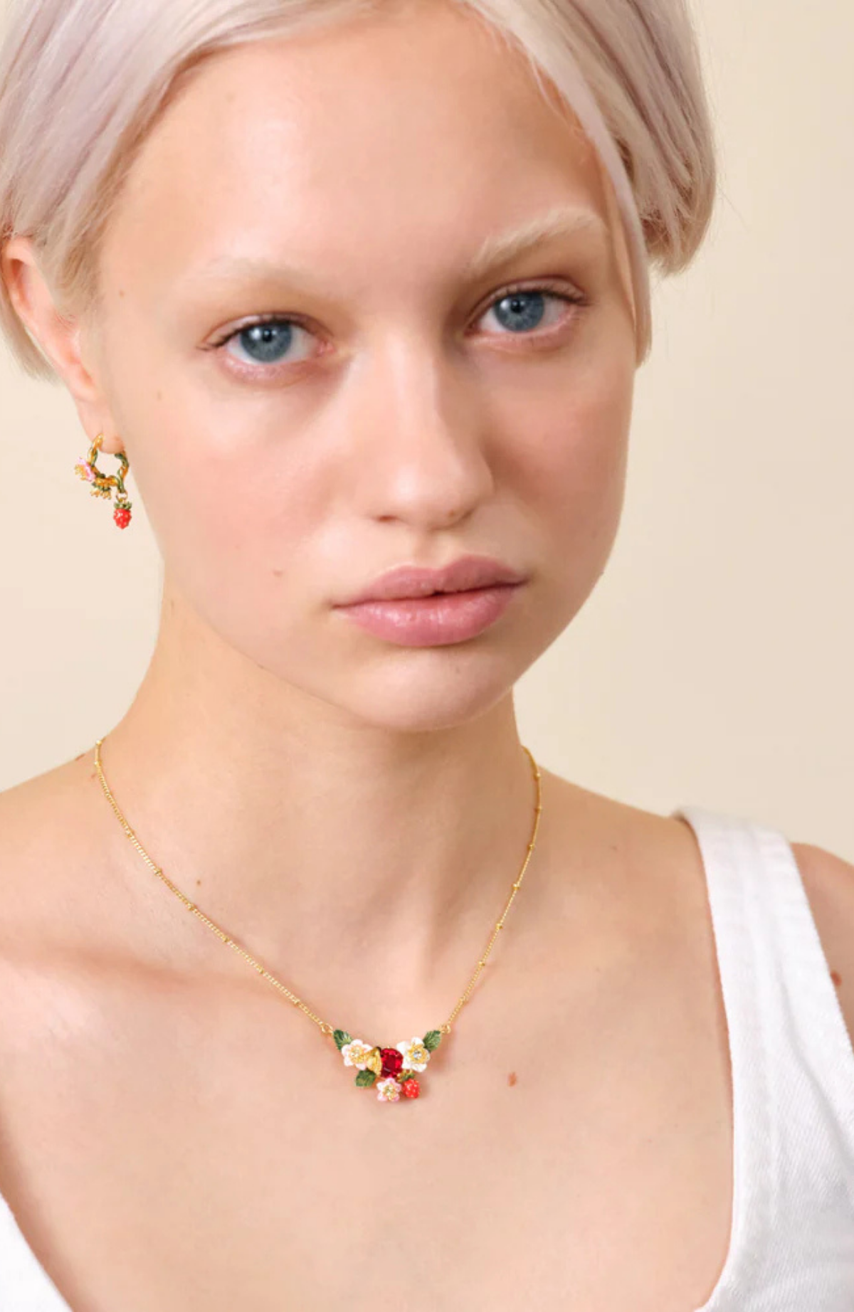 Strawberry and white flower necklace with stone